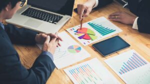 Blog InfoPrice 31 pessoa explicando dados para ilustrar uma consultoria para supermercados focada em pricing e rentabilidade
