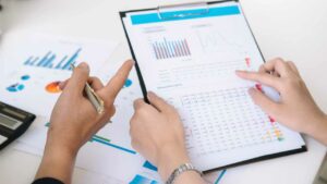 pessoa analisando dados segmentados para ilustrar e estratégia de clusterização de lojas