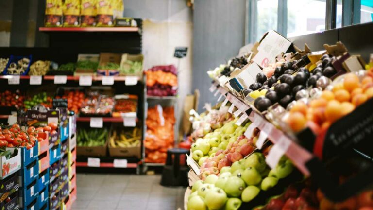 imagem de prateleiras para ilustrar o ato de comaparar preços de supermercado