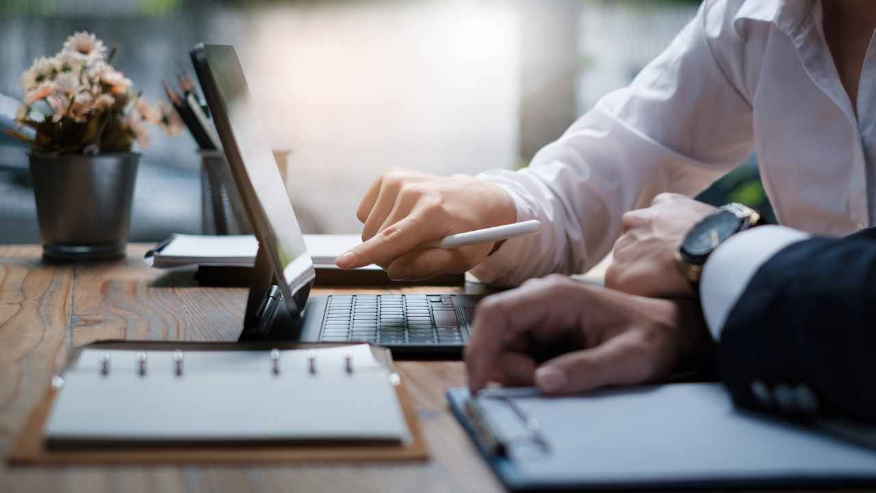 pessoas trabalhado para ilustrar a definição do markup