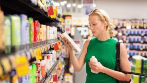 mulher escolhendo produtos de higiene pessoal