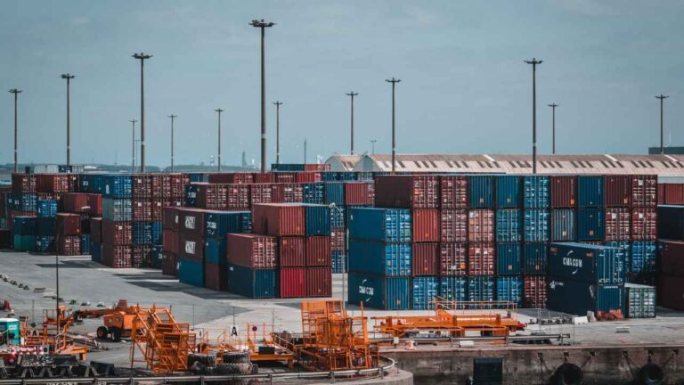 imagem de containers para ilustrar o ambiente em que são aplicadas taxas de importação e exportação