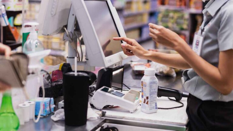 pessoa usando erp de supermercado para ilustrar a integração da solução da vr software, o vr master, com o IPA, software de precificação da InfoPrice