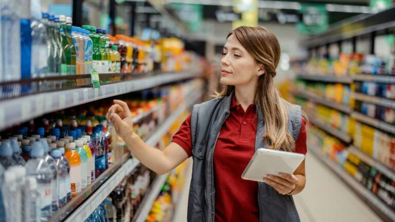 pessoa realizando precificação de supermercado