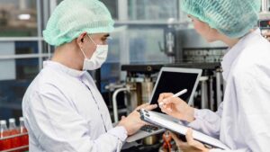pessoas trabalhando em indústria b2b ou indústria D2c