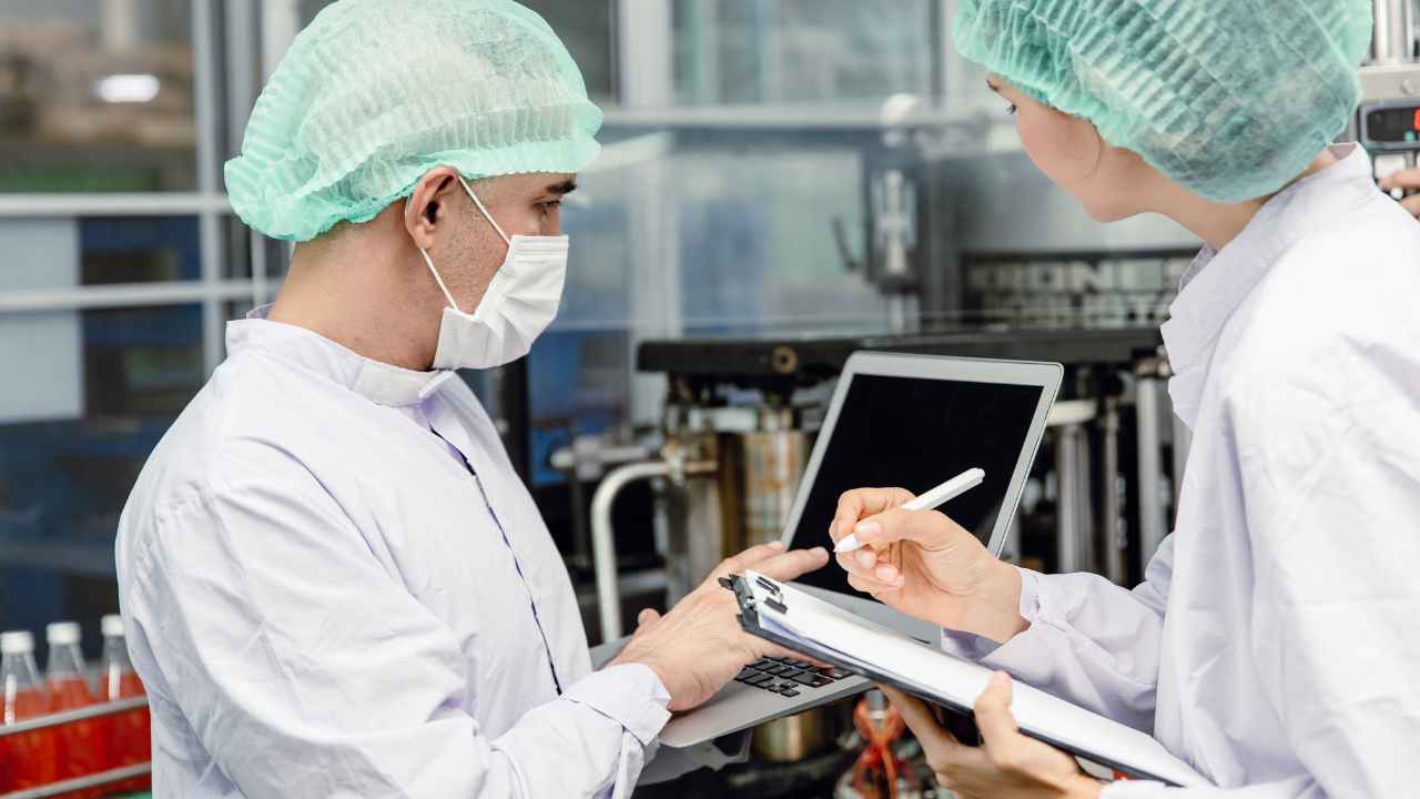 pessoas trabalhando em indústria b2b ou indústria D2c