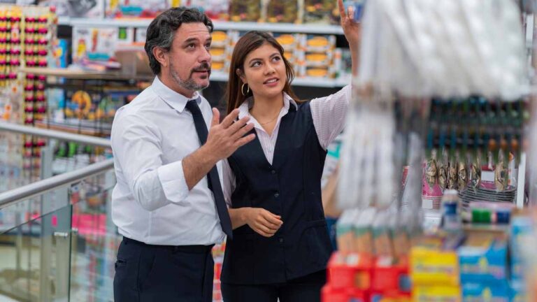 pessoas trabalhando no supermercado para ilustrar uma gestão de PDV criativo