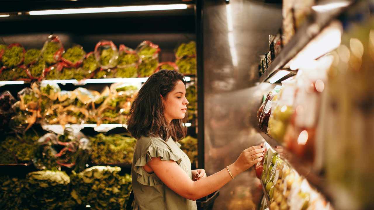 pessoa comprando na categoria de alimentos perecíveis