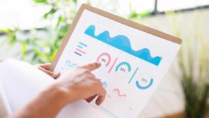 pessoa analisando KPIs de vendas