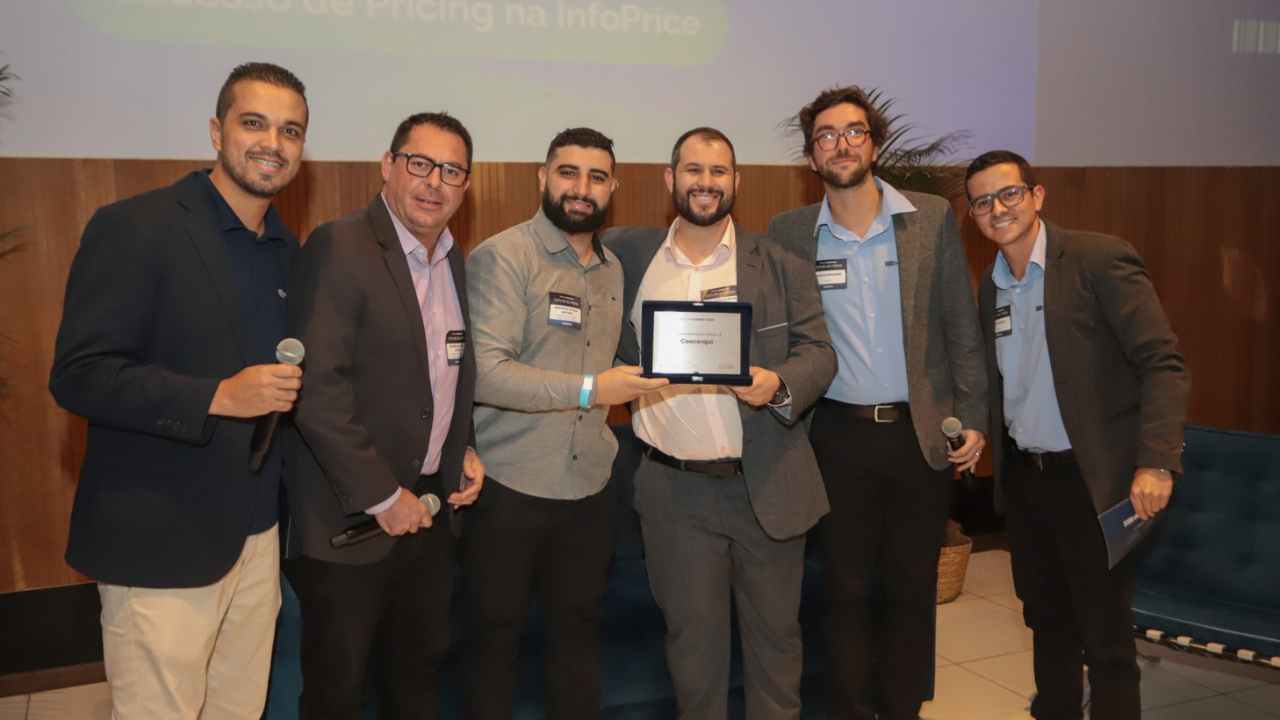 Foto com profissionais da InfoPrice e da Coocerqui